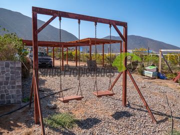 Parcela con 2 casas, piscina y locales comerciales, orilla de carretera, La Serena. $215millones