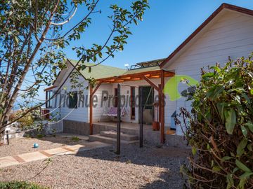 Parcela con 2 casas, piscina y locales comerciales, orilla de carretera, La Serena. $215millones