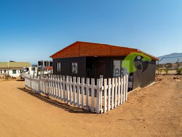 Parcela con 2 casas, piscina y locales comerciales, orilla de carretera, La Serena. $215millones