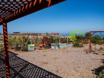 Parcela con 2 casas, piscina y locales comerciales, orilla de carretera, La Serena. $215millones