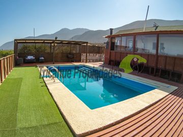 Parcela con 2 casas, piscina y locales comerciales, orilla de carretera, La Serena. $215millones