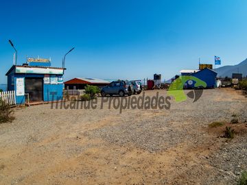 Parcela con 2 casas, piscina y locales comerciales, orilla de carretera, La Serena. $215millones