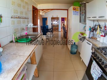 Parcela con 2 casas, piscina y locales comerciales, orilla de carretera, La Serena. $215millones