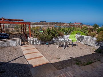 Parcela con 2 casas, piscina y locales comerciales, orilla de carretera, La Serena. $215millones
