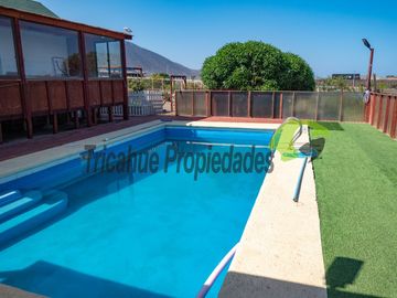 Parcela con 2 casas, piscina y locales comerciales, orilla de carretera, La Serena. $215millones