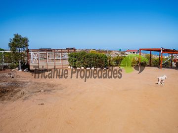 Parcela con 2 casas, piscina y locales comerciales, orilla de carretera, La Serena. $215millones