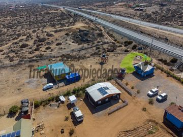 Parcela con 2 casas, piscina y locales comerciales, orilla de carretera, La Serena. $215millones