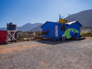 Parcela con 2 casas, piscina y locales comerciales, orilla de carretera, La Serena. $215millones