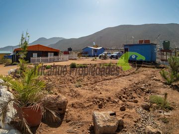 Parcela con 2 casas, piscina y locales comerciales, orilla de carretera, La Serena. $215millones
