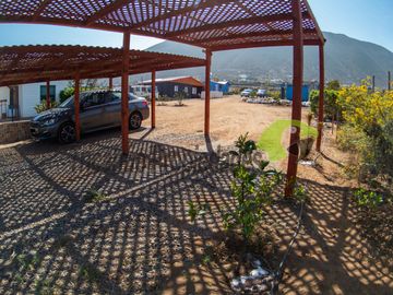 Parcela con 2 casas, piscina y locales comerciales, orilla de carretera, La Serena. $215millones