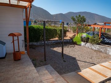 Parcela con 2 casas, piscina y locales comerciales, orilla de carretera, La Serena. $215millones
