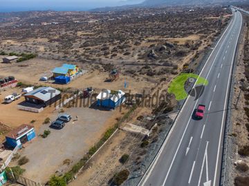 Parcela con 2 casas, piscina y locales comerciales, orilla de carretera, La Serena. $215millones