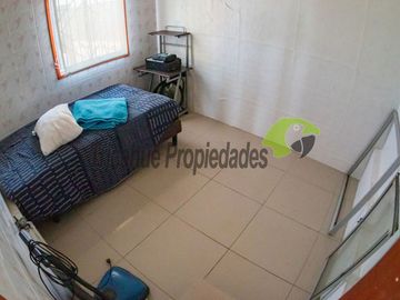 Parcela con 2 casas, piscina y locales comerciales, orilla de carretera, La Serena. $215millones
