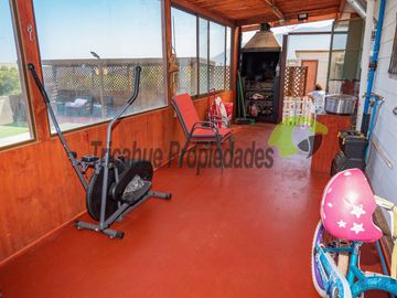 Parcela con 2 casas, piscina y locales comerciales, orilla de carretera, La Serena. $215millones