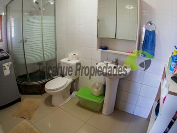 Parcela con 2 casas, piscina y locales comerciales, orilla de carretera, La Serena. $215millones