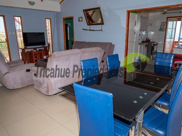 Parcela con 2 casas, piscina y locales comerciales, orilla de carretera, La Serena. $215millones