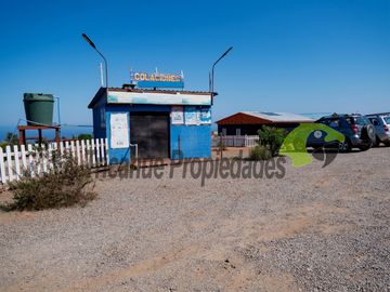 Parcela con 2 casas, piscina y locales comerciales, orilla de carretera, La Serena. $215millones