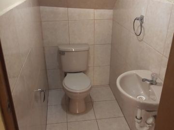 EXCELENTE LOCAL  COMERCIAL  Y/O INDUSTRIAL EN GAMARRA, PRECIO NEGOCIABLE.