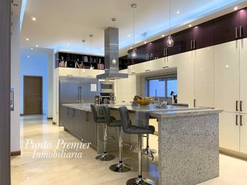 Mansión de Lujo en Venta en Puerta de Hierro Andares Zapopan.