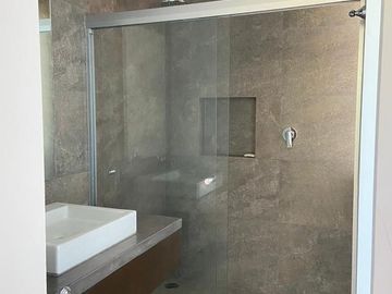 RENTA DEPARTAMENTO SIN MUEBLES CON PISCINA COMPARTIDA EN MONTES DE AMÉ.
