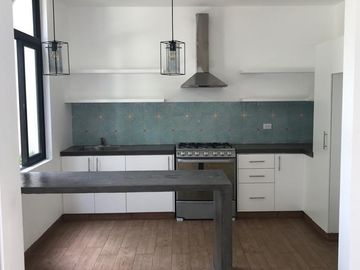 RENTA DEPARTAMENTO SIN MUEBLES CON PISCINA COMPARTIDA EN MONTES DE AMÉ.
