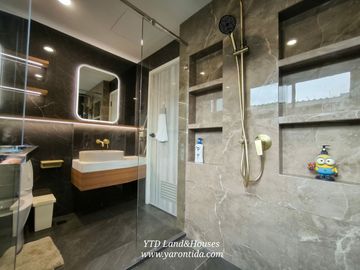 For sale 3-story townhome, Patio Pattanakarn 38, fully decorated with built-in furniture,