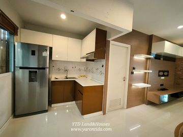 For sale 3-story townhome, Patio Pattanakarn 38, fully decorated with built-in furniture,