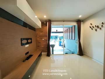 For sale 3-story townhome, Patio Pattanakarn 38, fully decorated with built-in furniture,