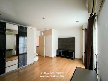 For sale 3-story townhome, Patio Pattanakarn 38, fully decorated with built-in furniture,