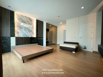 For sale 3-story townhome, Patio Pattanakarn 38, fully decorated with built-in furniture,