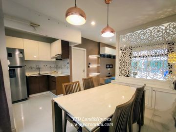 For sale 3-story townhome, Patio Pattanakarn 38, fully decorated with built-in furniture,