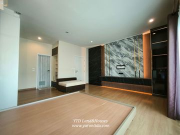 For sale 3-story townhome, Patio Pattanakarn 38, fully decorated with built-in furniture,