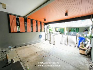 For sale 3-story townhome, Patio Pattanakarn 38, fully decorated with built-in furniture,