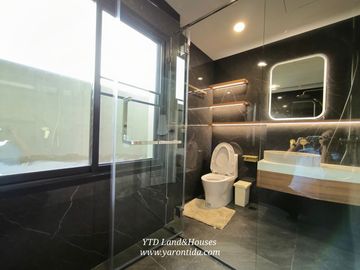 For sale 3-story townhome, Patio Pattanakarn 38, fully decorated with built-in furniture,