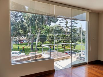 Impecable flat con balcón, vista exterior a Parque Bella Luz, Chacarilla, Surco