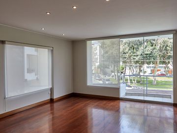 Impecable flat con balcón, vista exterior a Parque Bella Luz, Chacarilla, Surco