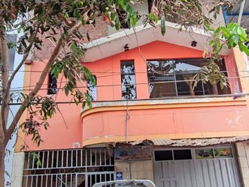VENDO CASA EN ZONA COMERCIAL  POR EL MERCADO MODELO DE PIURA