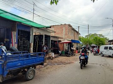 VENDO CASA EN ZONA COMERCIAL  POR EL MERCADO MODELO DE PIURA