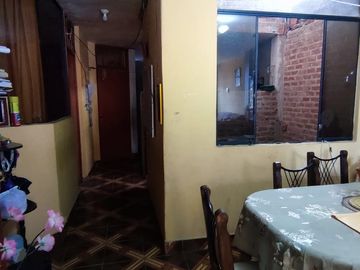 VENDO CASA EN ZONA COMERCIAL  POR EL MERCADO MODELO DE PIURA
