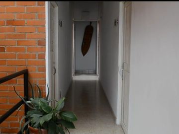 Oportunidad de inversión con alta rentabilidad bruta estimada:+12% anual.  Alta ocupación todo el año por demanda universitaria. Ideal para inversores que buscan flujo de cajas mensual desde el primer día. Ventajas competitivas: Bajo mantenimiento y fácil administración. Potencial de valoración por desarrollo en la zona. Posibilidad de habilitar para Airbnb o rentas cortas ( Mayor rentabilidad )