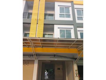 ขายด่วนอาคารพานิช 3 ชั้น ซอยมิตรสัมพันธ์ ใกล้แยกบางเป้ง บางแสน ราคาพิเศษเพียง 4.15 ลบ เหมาะทำธุรกิจ ร้านค้า ออฟฟิส สำนักงาน คลินิก ร้านอาหาร ฯลฯ ลงทุน