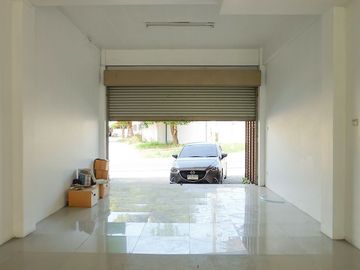 ขายด่วนอาคารพานิช 3 ชั้น ซอยมิตรสัมพันธ์ ใกล้แยกบางเป้ง บางแสน ราคาพิเศษเพียง 4.15 ลบ เหมาะทำธุรกิจ ร้านค้า ออฟฟิส สำนักงาน คลินิก ร้านอาหาร ฯลฯ ลงทุน