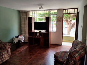 SURCO VENDO CASA 2 PISOS 223.00 M2 3 DORM JARDIN $ 398000