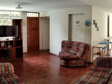 SURCO VENDO CASA 2 PISOS 223.00 M2 3 DORM JARDIN $ 398000