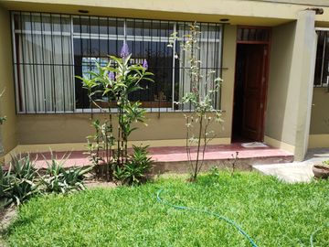 SURCO VENDO CASA 2 PISOS 223.00 M2 3 DORM JARDIN $ 398000