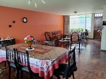 SURCO VENDO CASA 2 PISOS 223.00 M2 3 DORM JARDIN $ 398000