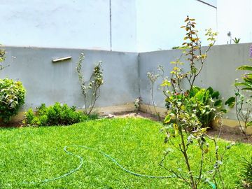 SURCO VENDO CASA 2 PISOS 223.00 M2 3 DORM JARDIN $ 398000