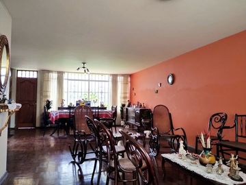 SURCO VENDO CASA 2 PISOS 223.00 M2 3 DORM JARDIN $ 398000
