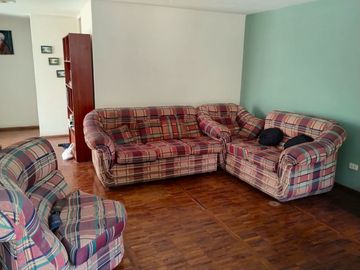 SURCO VENDO CASA 2 PISOS 223.00 M2 3 DORM JARDIN $ 398000