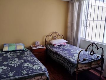 SURCO VENDO CASA 2 PISOS 223.00 M2 3 DORM JARDIN $ 398000